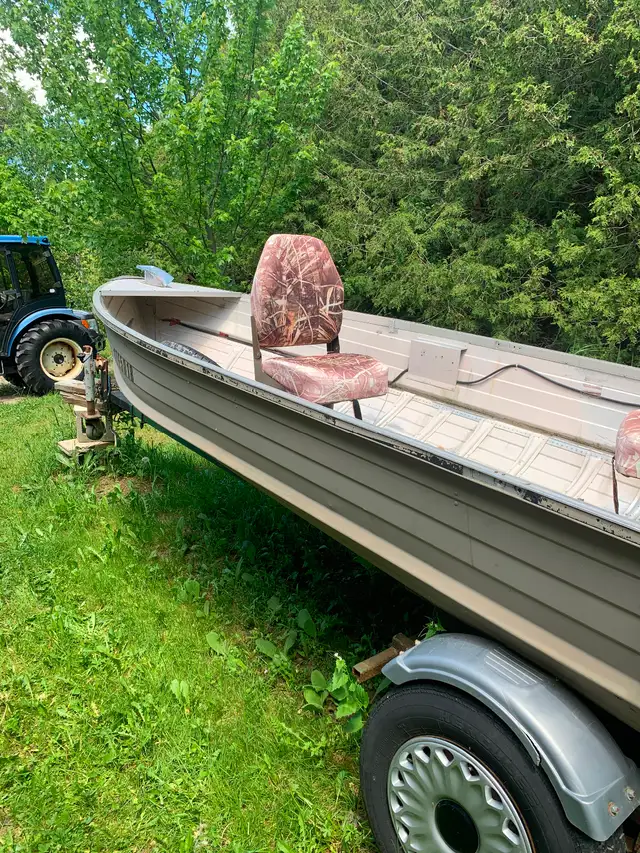 14’ aluminum fishing boat (deep V), and trailer in Powerboats & Motorboats in Oakville / Halton Region - Image 5
