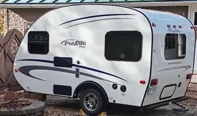 Roulotte Prolite Mini 2015, poids 950 lbs a sec, 14 pieds de long ,chaufage 20000 BTU,conçue pour 2...