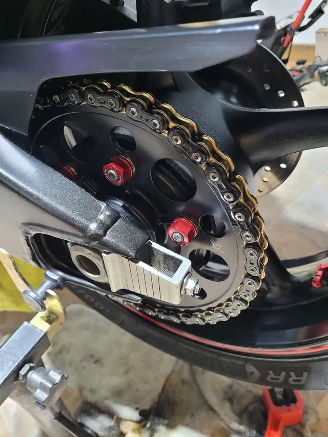 2011 Yamaha R6 in Sport Bikes in Mississauga / Peel Region - Image 4