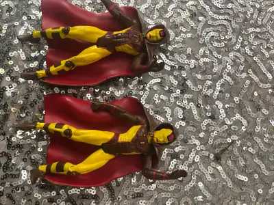 These two pre-owned Marvel Legends Doctor Strange action figures feature articulation for dynamic po...
