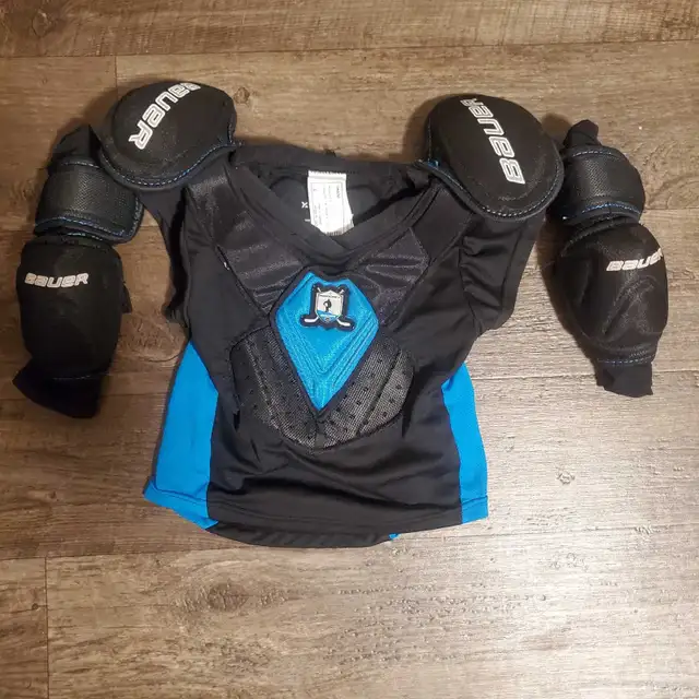 New Youth Size Small  BAUER Hockey Equipment in Hockey in Barrie - Image 3