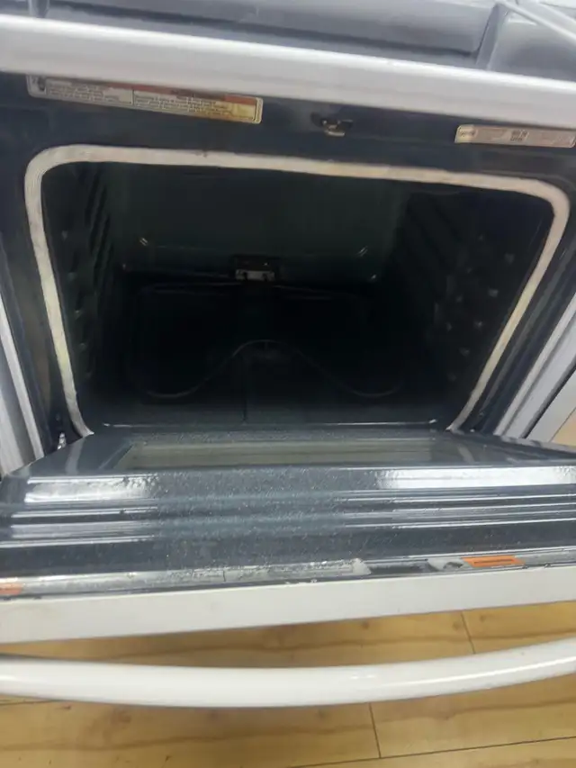 Whirlpool Electric Range in Stoves, Ovens & Ranges in Laval / North Shore - Image 3