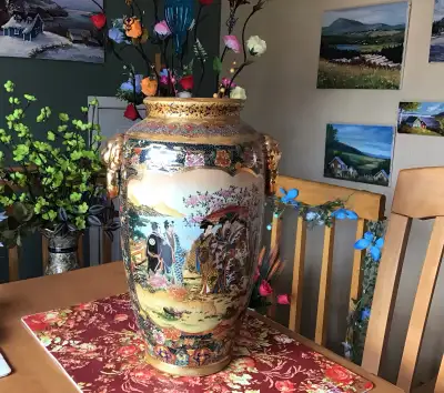 Vase chinois Hauteur 15 po.
