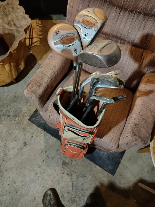 BEGINNER'S  GOLF BAG & ASSORTED CLUBS & other golf paraphenalia in Golf in Mississauga / Peel Region - Image 3