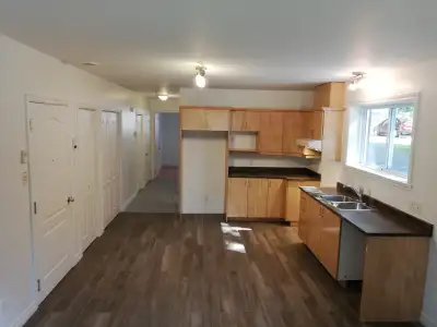 3 1/2 - Très grand + Lumineux ***1 place de stationnement*** Cabanon exterieur ***Libre immédiatemen...