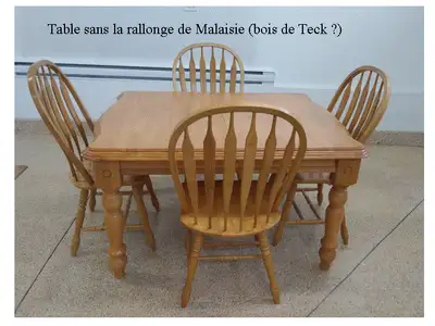 Table en bois franc de Malézie pour 4 personnes 42 pouces (107 cm) par 54’’ (137 cm) Valeur 1800$ S’...