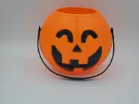 Halloween Little Plastic Pumpkin brand new/citrouille d'Hallowen
