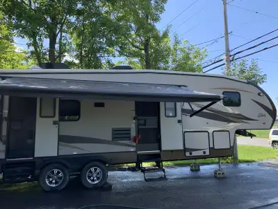 PRIX FERME AUCUNE NÉGOCIATION La Shasta Phoenix 35BH 2014 est une grande caravane à sellette familia...