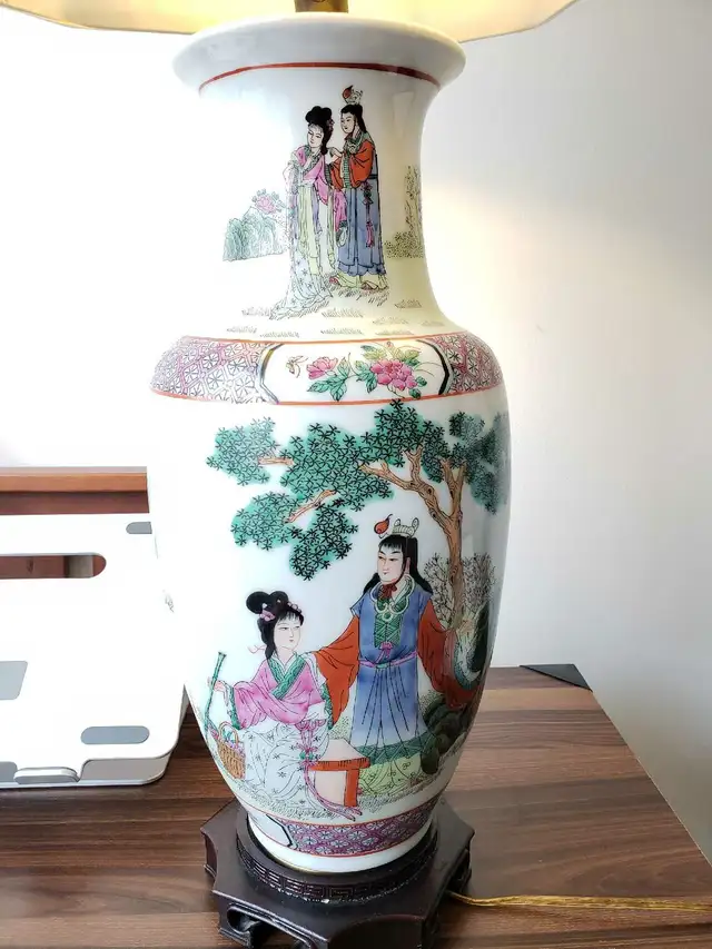 Vintage Chinese porcelain table lamp in Indoor Lighting & Fans in Markham / York Region - Image 4