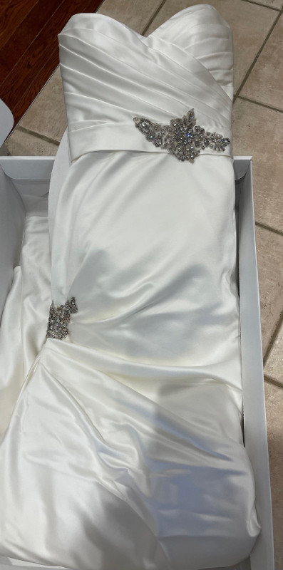 Stunning Mikaella Wedding Dress - Yours for Unbeatable Value!! in Wedding in Mississauga / Peel Region - Image 3
