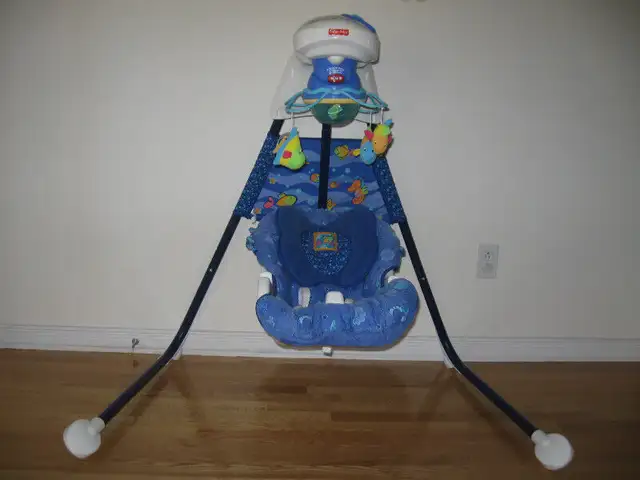 Balançoire musicale bleue Aquarium Fisher Price en bon état in Playpens, Swings & Saucers in Laval / North Shore - Image 5