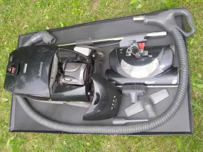 Vacuum cleaner - FREE Complete vacuum cleaner Kenmore Excellence 360 with 2 power heads. Broken moto...