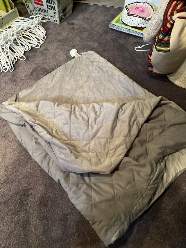 Twin weighted blanket o in Beds & Mattresses in Edmonton - Image 2