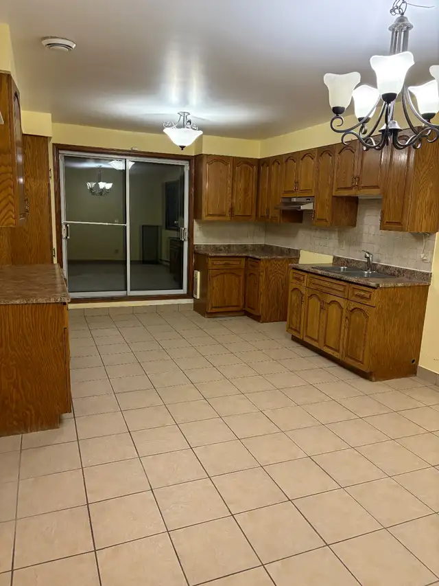 LIBRE TRÈS TRÈS GRAND 6 1/2 à louer à Vimont à Laval