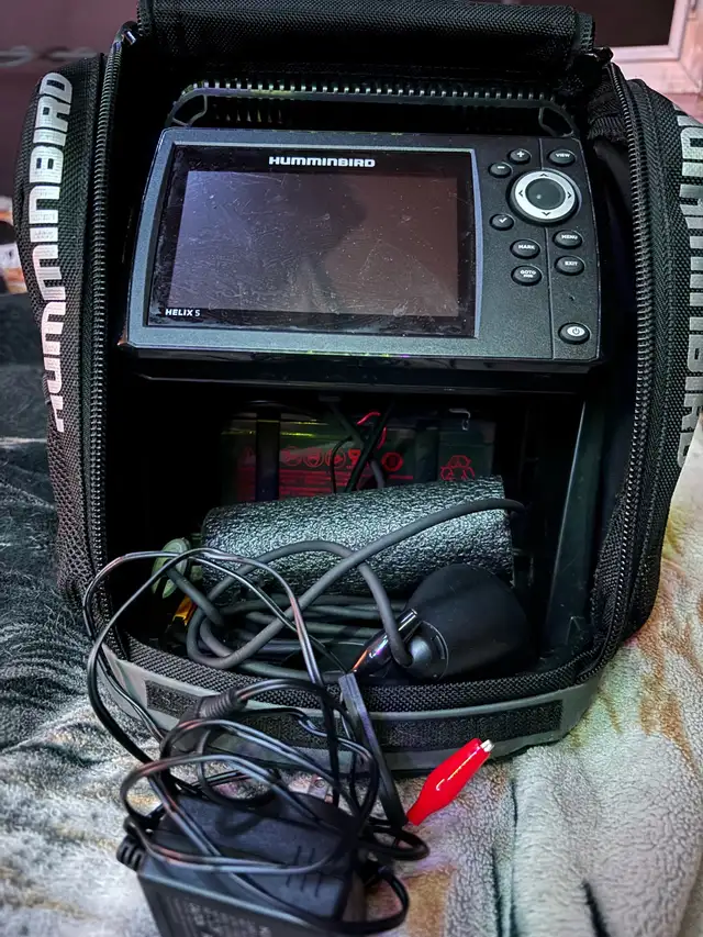 selling my hummingbird helix 5 chirp in Fishing, Camping & Outdoors in Sarnia - Image 5