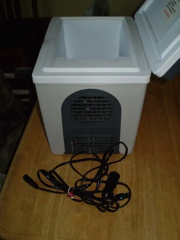 Koolatron 12 Volt Cooler  - Small 9 Quart Personal Size64961228153475123