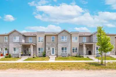 DISTRESSED SALE – PRICED TO MOVE $499,000 3 Bed | 3 Bath | Townhome w/ Double Garage – 19 Perenack A...