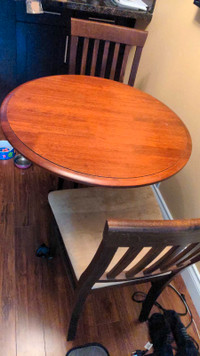 Bistro table and two chairs good condition