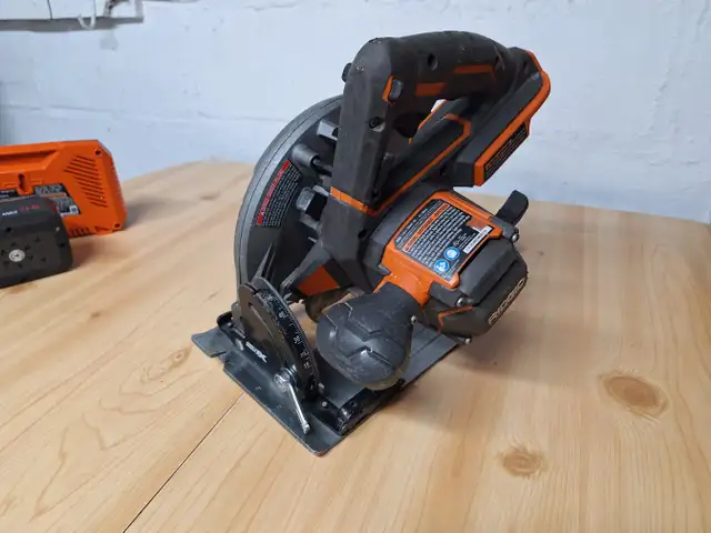 RIDGID R8652    7-1/4" 18 V SAW with BATTERY  **CHARGER SOLD** in Power Tools in Grand Bend - Image 5