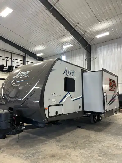 2018 Apex Ultra Light 27ft Sleeps 8 Rare 2 slide outs Awning 2 entries Comes with 5k worth of traile...