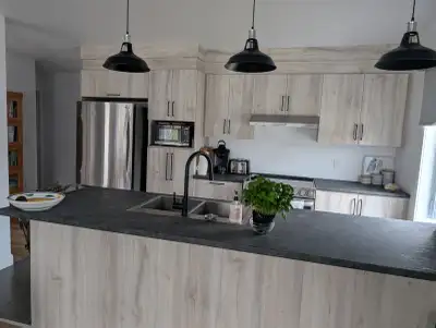 4 ½ Construction 2023 – Rez-de-chaussée – 2 stationnements – Secteur tranquille Superbe logement 4 ½...