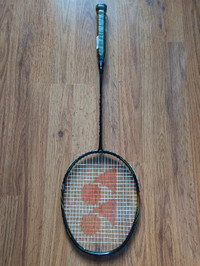 Raquette de badminton Yonex + housse protrectrice