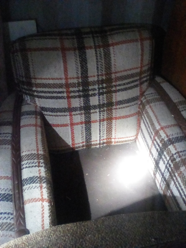 Couch and two chairs in Couches & Futons in Chatham-Kent - Image 2