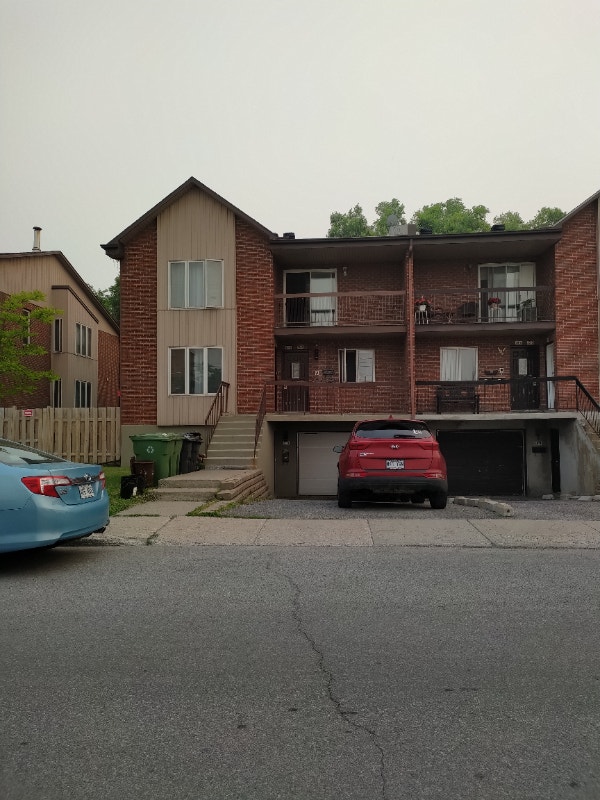 Grand 3 1/2 chambre fermée à Pointe aux Trembles Locations longue