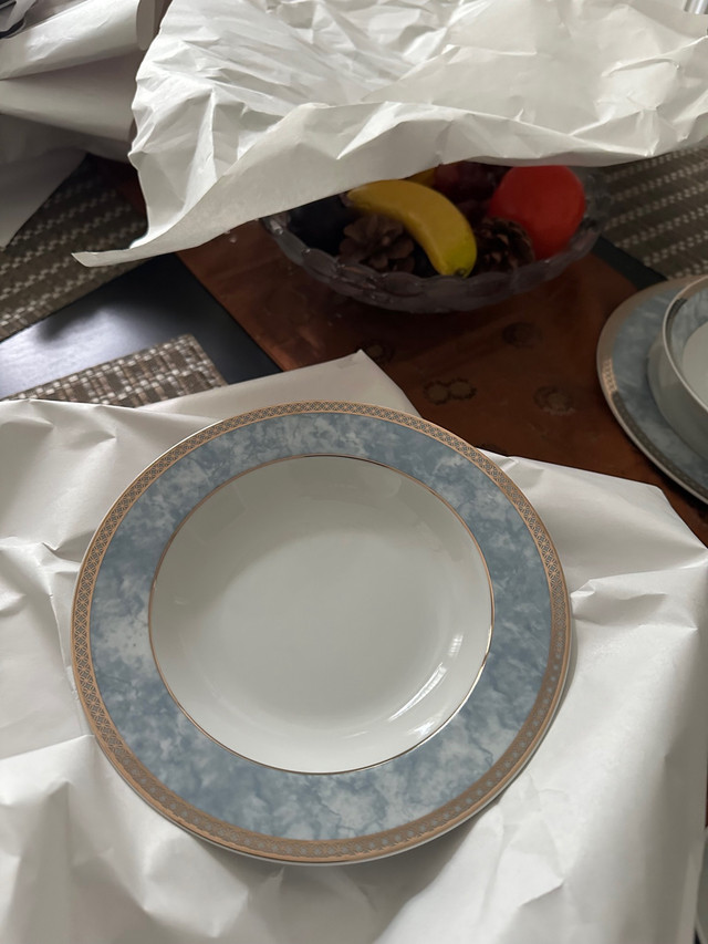 Small dinner set and tea set in Kitchen & Dining Wares in City of Toronto - Image 3