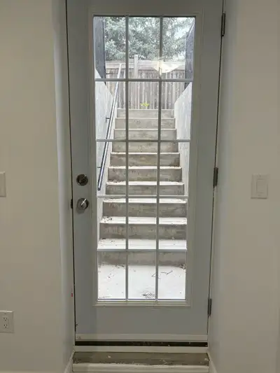 Separate entrance, separate laundry. Close to schools, shopping and transit on a quiet neighborhood....