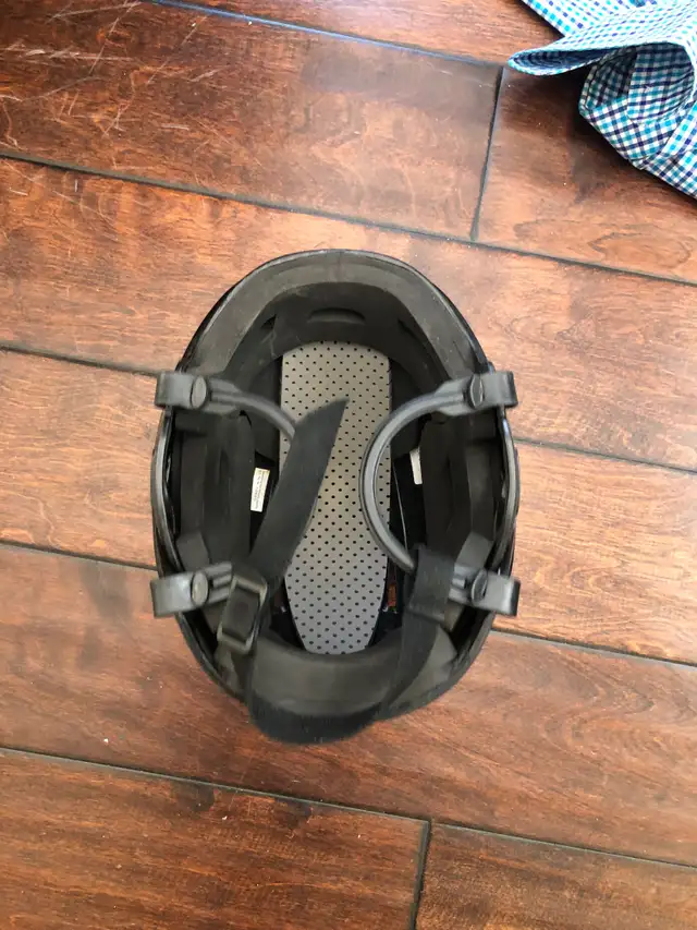 Kids skating helmet in Skates & Blades in Kitchener / Waterloo - Image 3