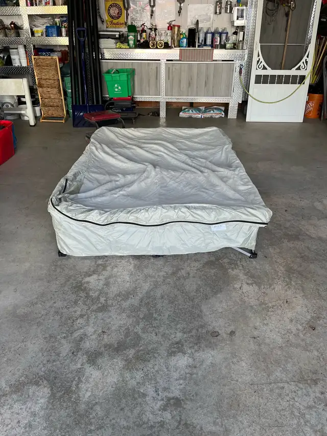 Matelas pneumatique de lit pliant de camping in Fishing, Camping & Outdoors in Lanaudière - Image 2