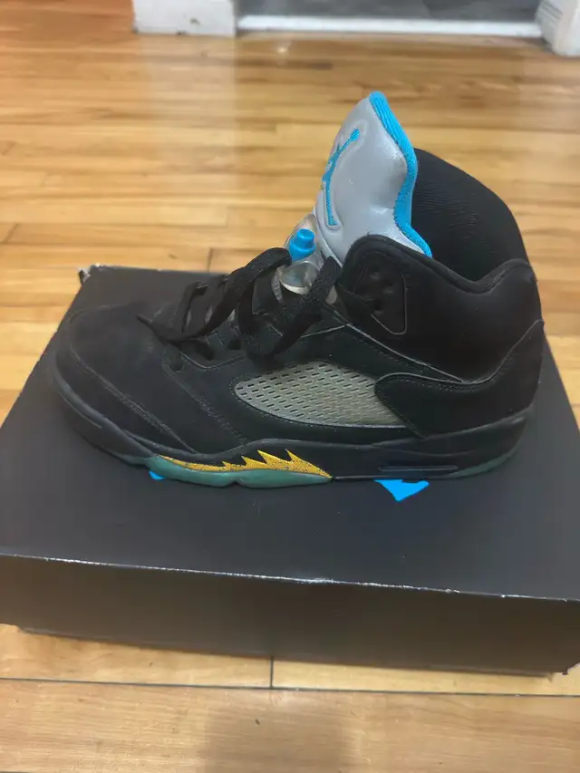 Air Jordan Retro 5 Aqua in Men's Shoes in City of Montréal - Image 5