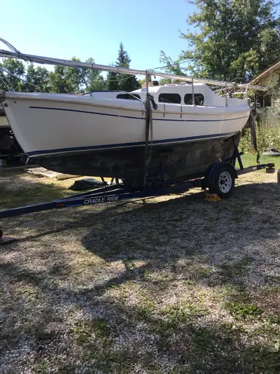 Length 19’8’’. Beam 7’9’’. Draft 2’10’’. Fixed keel of approx 1,000 lbs. Below deck cabin with head,...