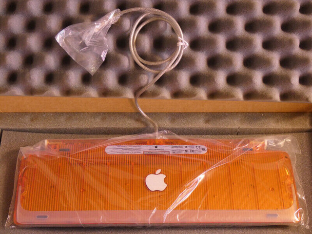 Clavier Apple M2452 de couleur Tangerine. 100% NEUF. (RARE) dans Souris, claviers et webcaméras  à Ville de Montréal - Image 3