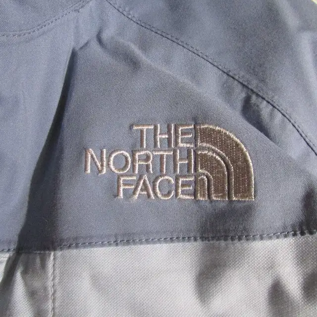 The North Face - Women's Jacket in Women's - Tops & Outerwear in Saskatoon - Image 3