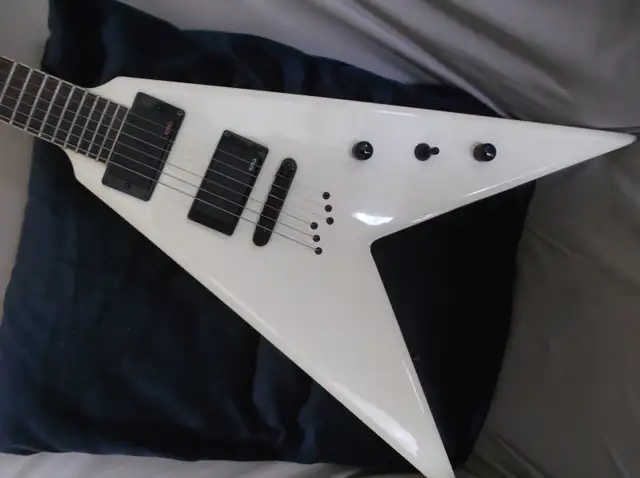 Peavey flying V guitare in Guitars in Sherbrooke - Image 2