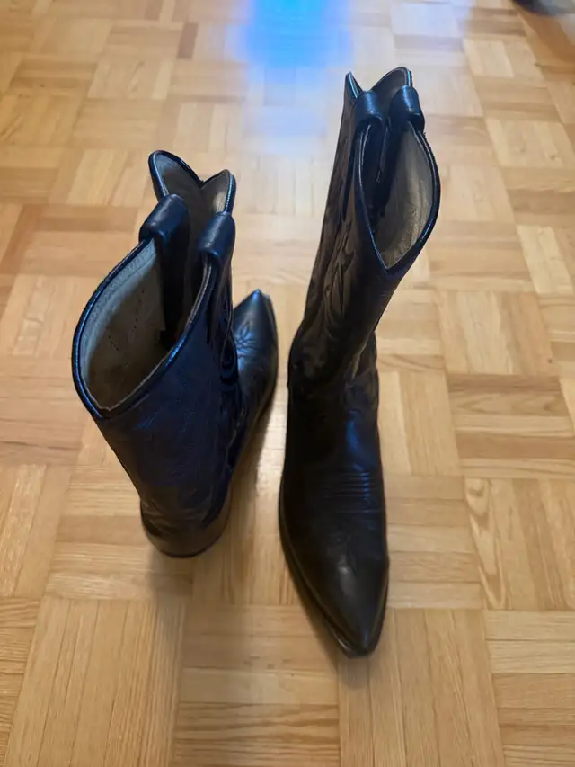Dan post  in Women's - Shoes in Markham / York Region - Image 3