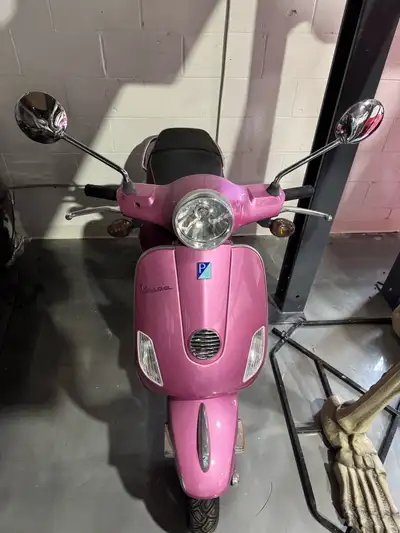2011 Vespa LX 50cc In immaculate condition. It’s brand new. Only has 40KM on it. Was Told only 12 ma...