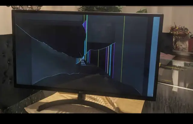 LG monitor with a broken screen in Desktop Computers in Edmonton - Image 2