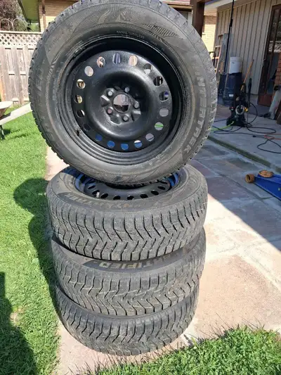 225/65r 17 snows on rims off Nissan rogue used 1 season. Tires have excelllent grip and decent tred....
