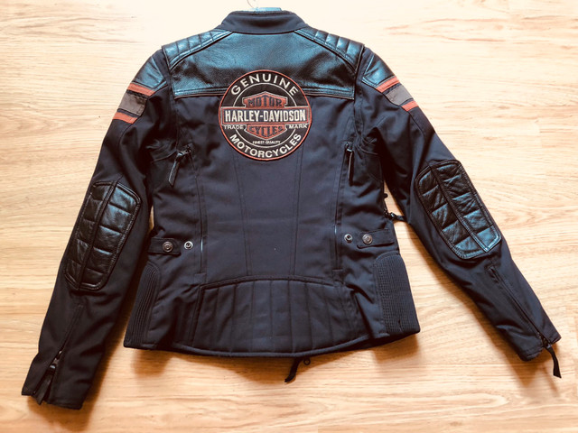 Manteau femme Harley Davidson grandeur small  dans Femmes - Hauts et vêtements d'extérieur  à Granby - Image 2