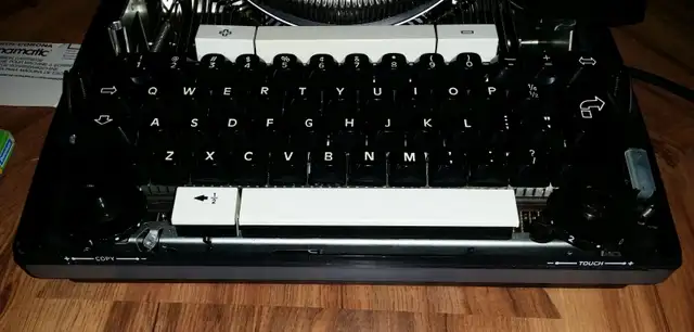 Smith Corona electric typewriter, with original case, cartridges in General Electronics in Owen Sound - Image 9