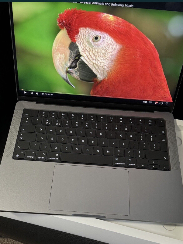 Apple MacBook Pro 14" (1TB SSD, M3, 8GB) Laptop - Silver dans Portables  à Laval/Rive Nord - Image 2