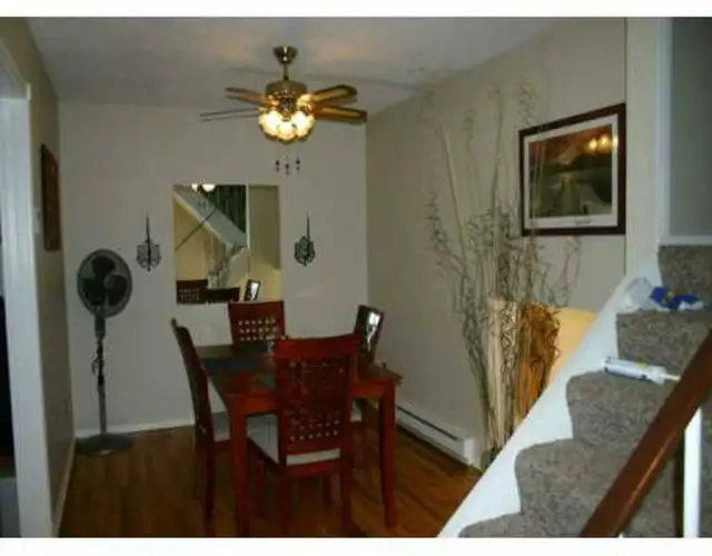 Comfortable townhouse for rent in Kanata. Two minutes to the 417 in Long Term Rentals in Ottawa - Image 8