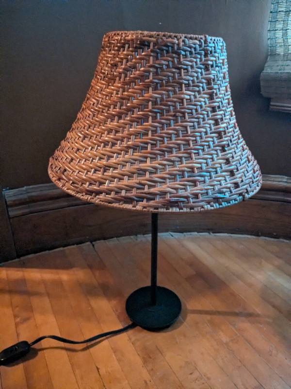 Table lamp in Indoor Lighting & Fans in Brockville - Image 2