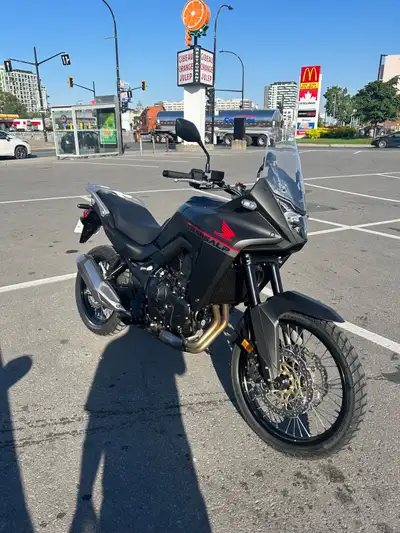 Honda XL750 Transalp 2024. Rodage complété, prête pour la saison. Vient avec extension de pare-brise...