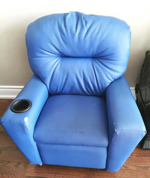 Kids Reclining Chair in Chairs & Recliners in Markham / York Region - Image 2