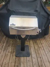 Napoleon Barbecue portatif au propane avec pied a vendre  200$