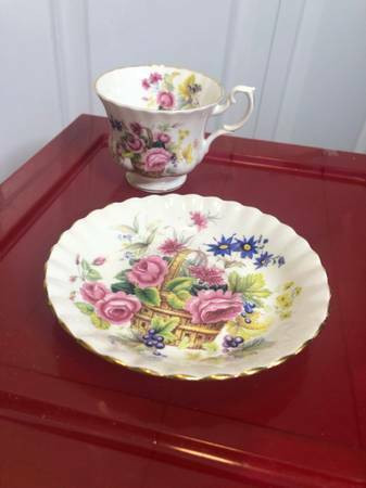 Vintage Royal Albert Tea Cup and Saucer Set Bone China England in Arts & Collectibles in Burnaby/New Westminster